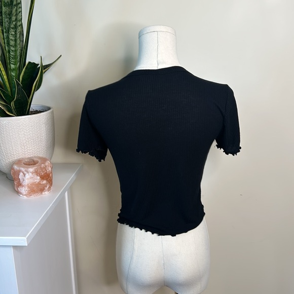 Live in the Moment Balck Tee frilled sleeve button v-neck soft t-shirt small - Picture 5 of 7